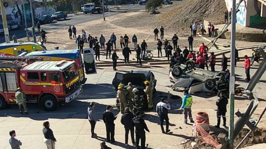 Un muerto y varios heridos tras un choque múltiple en Mendoza: dos autos cayeron de un puente