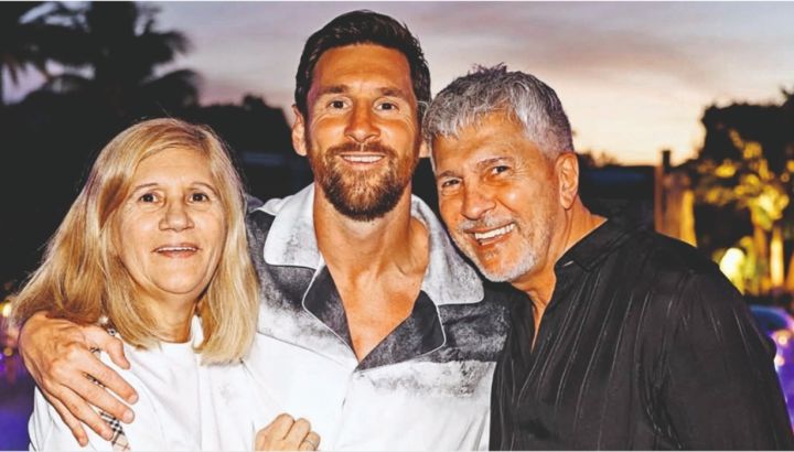 Lionel Messi junto a sus padres