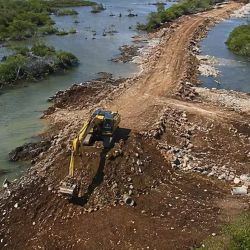 Las consecuencias no quedaron limitadas al terreno donde se abrió el camino. Las modificaciones también alteraron el flujo de las mareas en sectores vinculados con Alligator Creek y Crocodile Creek. De esta manera, una obra realizada originalmente para obtener un acceso más cómodo hacia el agua terminó generando una intervención de gran magnitud sobre el ecosistema.