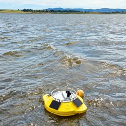 La decisión de implementar esta tecnología surgió después de las floraciones algales registradas durante 2024, un problema que se había repetido en el embalse y que genera importantes dificultades en el proceso de potabilización.