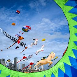 Cometas surcan el cielo durante el Festival Internacional de Cometas en Colombo, Sri Lanka. | Foto:ISHARA S. KODIKARA / AFP