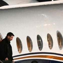El astro del fútbol argentino, Lionel Messi, llega al Aeropuerto Internacional de las Islas Malvinas tras el fallecimiento de su padre, Jorge Messi, en Rosario, provincia de Santa Fe, Argentina. | Foto:LUIS ROBAYO / AFP