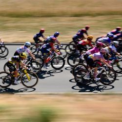 El pelotón compite durante la segunda (de nueve) etapa de la quinta edición del Tour de Francia Femenino, un recorrido de 147,9 km entre Aigle y Ginebra. | Foto:NICOLAS TUCAT / AFP