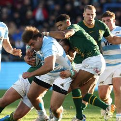 El pilar argentino Tomás Rapetti es placado por Boan Venter y el apertura sudafricano Sacha Feinberg-Mngomezulu durante un partido amistoso de rugby entre Argentina y Sudáfrica en el estadio José Amalfitani de Buenos Aires. | Foto:ALEJANDRO PAGNI / AFP
