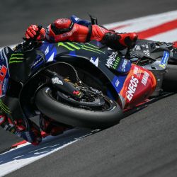 El piloto francés de Monster Energy Yamaha, Fabio Quartararo, participa en la primera sesión de entrenamientos libres de MotoGP, en el primer día del Gran Premio de Gran Bretaña de MotoGP en el circuito de Silverstone, en el centro de Inglaterra. | Foto:Glyn Kirk / AFP