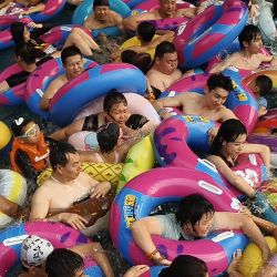 En Shenyang, provincia de Liaoning, noreste de China, la gente se agolpa en una piscina de olas en un parque acuático para refrescarse del calor. | Foto:CN-STR / AFP