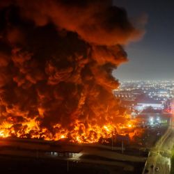 Esta vista aérea muestra un gran incendio en una planta química en la comuna de Quilicura, Santiago, Chile. | Foto:Javier Torres / AFP