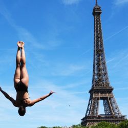La clavadista alemana Maike Elena Halbisch compite en la tercera ronda de la prueba de saltos de trampolín de 20 metros femeninos durante el Campeonato Europeo de Natación LEN, en el río Sena en París, Francia. | Foto:DIMITAR DILKOFF / AFP