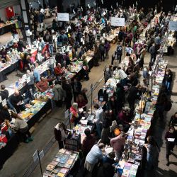 Personas recorren los estands durante la edición número 15 de la Feria de Editores (FED), en el espacio "C Complejo Art Media", en la ciudad de Buenos Aires, capital de Argentina. Una nueva edición de la FED, evento cultural que cada año se propone vincular a lectores y lectoras con pequeñas editoriales para conversar sobre experiencias de lectura, libros y catálogos, comenzó en Buenos Aires, la capital de Argentina. | Foto:Xinhua/Martín Zabala