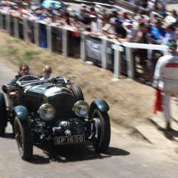 Un Bentley 4.5 litros Supercharged "Blower" de 1931 se exhibe durante el evento del centenario del Gran Premio en el Museo y Circuito de Brooklands, en Weybridge, al suroeste de Londres. | Foto:Toby Shepheard / AFP