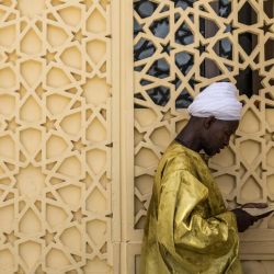 Un seguidor de la Hermandad Mouride reza junto al mausoleo de Serigne Fallou Mbacke, el segundo califa del Mouridismo, dentro de la Gran Mezquita de Touba durante el Gran Magal, una peregrinación religiosa anual que conmemora la partida al exilio del fundador de la hermandad, Cheikh Ahmadou Bamba, en Touba, Senegal. | Foto:Patrick Meinhardt / AFP