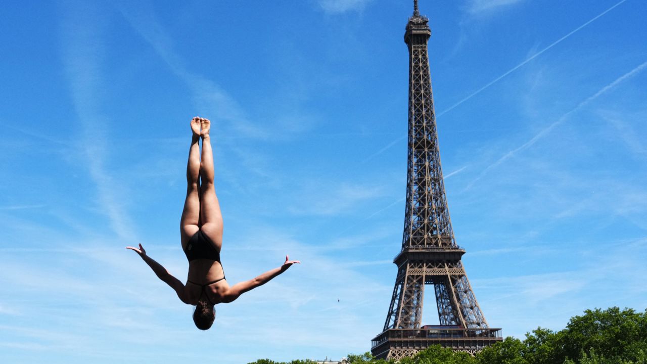 La clavadista alemana Maike Elena Halbisch compite en la tercera ronda de la prueba de saltos de trampolín de 20 metros femeninos durante el Campeonato Europeo de Natación LEN, en el río Sena en París, Francia. | Foto:DIMITAR DILKOFF / AFP