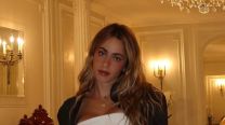 Tini Stoessel marca tendencia en París con su vestido blanco con guiños balletcore