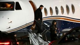 Lionel Messi bajó del avión tras llegar a Rosario para despedir a su padre, Jorge Messi.