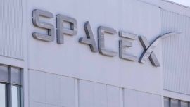Impactantes fotos revelaron el nuevo cráter lunar dejado por un cohete de SpaceX estrellado sin control