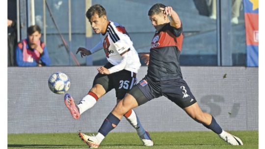 Sin puntos y sin goles, River sufre y Coudet sigue en la cuerda floja