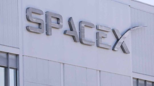 Impactantes fotos revelaron el nuevo cráter lunar dejado por un cohete de SpaceX estrellado sin control