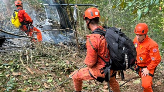 Cuatro personas murieron al caer un helicóptero en una zona boscosa de Río de Janeiro
