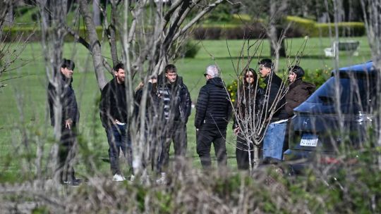 Concluyó la despedida íntima a Jorge Messi en Rosario: el doloroso adiós de Lionel a su padre