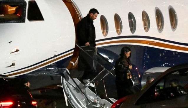Lionel Messi y Antonela Roccuzzo llegando a Rosario
