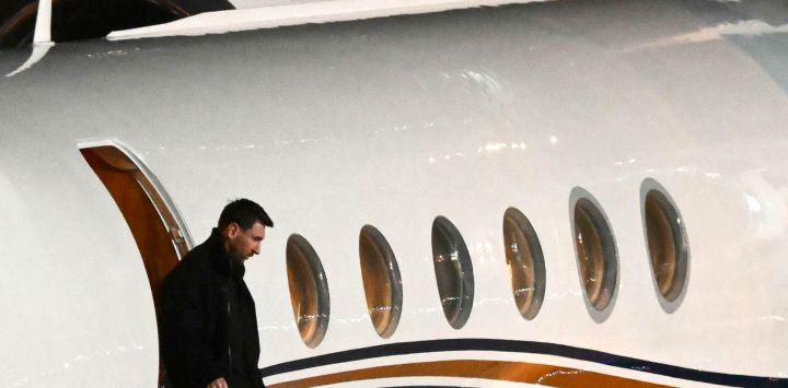 El astro del fútbol argentino, Lionel Messi, llega al Aeropuerto Internacional de las Islas Malvinas tras el fallecimiento de su padre, Jorge Messi, en Rosario, provincia de Santa Fe, Argentina.