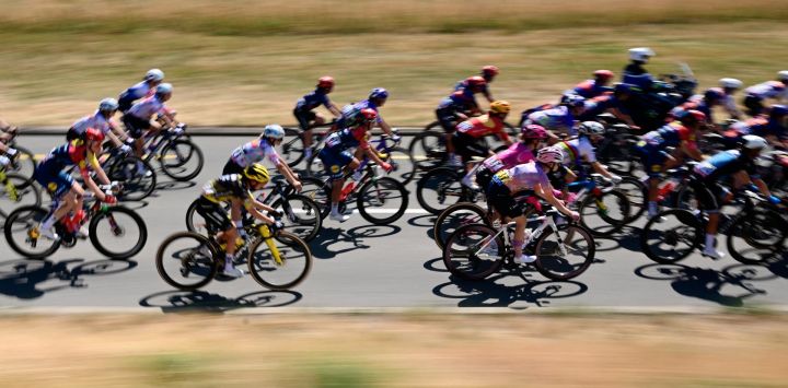 El pelotón compite durante la segunda (de nueve) etapa de la quinta edición del Tour de Francia Femenino, un recorrido de 147,9 km entre Aigle y Ginebra.