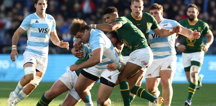 El pilar argentino Tomás Rapetti es placado por Boan Venter y el apertura sudafricano Sacha Feinberg-Mngomezulu durante un partido amistoso de rugby entre Argentina y Sudáfrica en el estadio José Amalfitani de Buenos Aires.