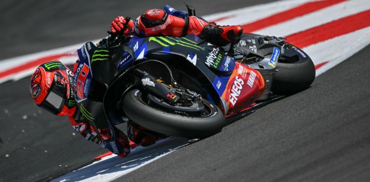 El piloto francés de Monster Energy Yamaha, Fabio Quartararo, participa en la primera sesión de entrenamientos libres de MotoGP, en el primer día del Gran Premio de Gran Bretaña de MotoGP en el circuito de Silverstone, en el centro de Inglaterra.
