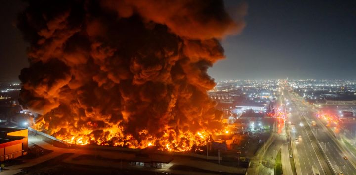 Esta vista aérea muestra un gran incendio en una planta química en la comuna de Quilicura, Santiago, Chile.