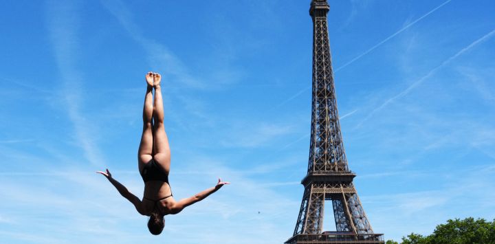La clavadista alemana Maike Elena Halbisch compite en la tercera ronda de la prueba de saltos de trampolín de 20 metros femeninos durante el Campeonato Europeo de Natación LEN, en el río Sena en París, Francia.