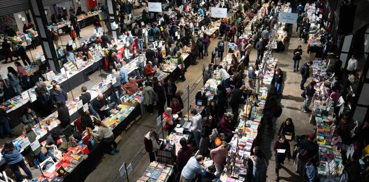 Personas recorren los estands durante la edición número 15 de la Feria de Editores (FED), en el espacio "C Complejo Art Media", en la ciudad de Buenos Aires, capital de Argentina. Una nueva edición de la FED, evento cultural que cada año se propone vincular a lectores y lectoras con pequeñas editoriales para conversar sobre experiencias de lectura, libros y catálogos, comenzó en Buenos Aires, la capital de Argentina.