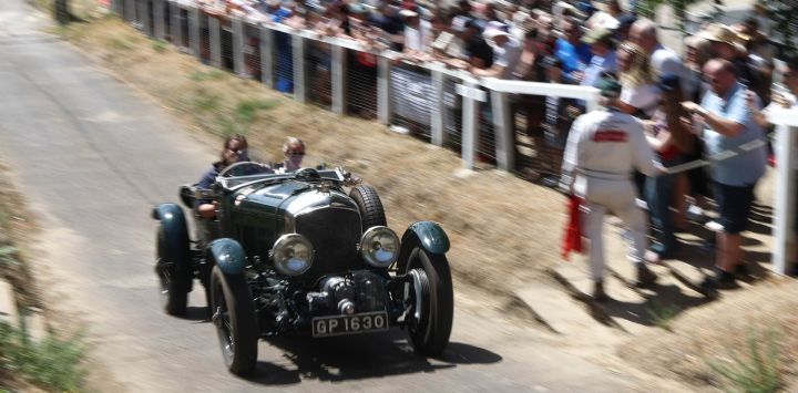 Un Bentley 4.5 litros Supercharged "Blower" de 1931 se exhibe durante el evento del centenario del Gran Premio en el Museo y Circuito de Brooklands, en Weybridge, al suroeste de Londres.