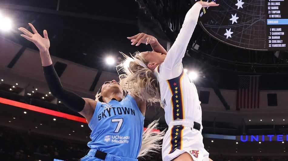 DiJonai Carrington 7 de Chicago Sky golpeó a Sophie Cunningham 8 de Indiana Fever durante la primera mitad en el United Center el 8 de agosto de 2026 en Chicago, Illinois