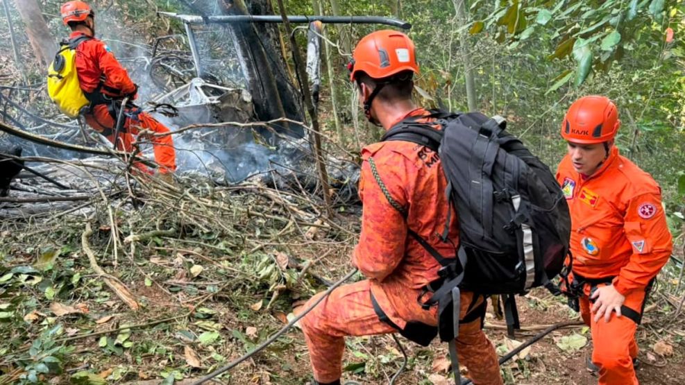 El helicóptero cayó en una zona boscosa de difícil acceso en Río de Janeiro.