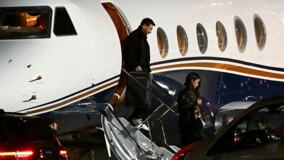 Lionel Messi bajó del avión tras llegar a Rosario para despedir a su padre, Jorge Messi.