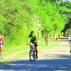 Relevamos ocho sitios verdes sobre las riberas del río más ancho del mundo.
