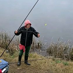 La pesca se realiza desde la costa y, en la jornada relevada por amigos pescadores, la modalidad paternoster fue la que entregó excelentes resultados.