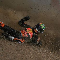 El piloto sudafricano Brad Binder, del equipo Red Bull KTM Factory Racing, se sale de la pista durante la sesión de entrenamientos libres de MotoGP en el circuito de Silverstone, en el centro de Inglaterra. | Foto:Glyn Kirk / AFP