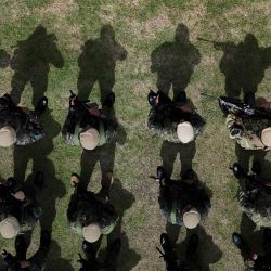 En esta vista aérea, miembros del Servicio Nacional de Fronteras de Panamá (SENAFRONT) montan guardia durante una formación previa al inicio de la "Operación Escudo de Acero Fase 5" en la base militar Meteti, en la provincia de Darién, Panamá, mientras un helicóptero sobrevuela la zona. Panamá reforzó su frontera con Colombia, tras los ataques ocurridos el primer día de la administración del presidente colombiano Abelardo de la Espriella, según anunció el gobierno panameño. El gobierno había descartado recientemente la posibilidad de incursiones en su territorio por parte de grupos irregulares colombianos. | Foto:MAURICIO VALENZUELA / AFP