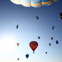Globos aerostáticos se elevan en un ascenso masivo al amanecer durante el festival internacional de globos de Bristol, en Bristol, al oeste de Inglaterra. | Foto:HENRY NICHOLLS / AFP
