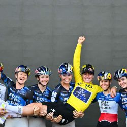 La ciclista neerlandesa Demi Vollering, del equipo FDJ-SUEZ, con el maillot amarillo de líder de la clasificación general, celebra con sus compañeras tras ganar la novena y última etapa de la quinta edición del Tour de Francia Femenino, una prueba de ciclismo de 99,2 km que une Niza con Niza, en el sureste de Francia. | Foto:NICOLAS TUCAT / AFP