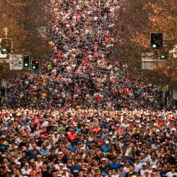 Los participantes corren al inicio de la carrera popular anual City to Surf en el centro de Sídney. | Foto:DAVID GRAY / AFP