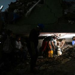 Voluntarios de rescate participan en la búsqueda de cuerpos entre los escombros 46 días después de los terremotos de magnitud 7.2 y 7.5 que azotaron La Guaira, Venezuela. Cifras oficiales venezolanas indican que más de 6000 personas murieron en los devastadores sismos que sacudieron Venezuela el 24 de junio de 2026, pero las autoridades guardan silencio sobre cuántas personas más permanecen desaparecidas. | Foto:JUAN BARRETO / AFP