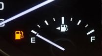 Cuánto combustible gasta un auto cuando está detenido con el motor encendido