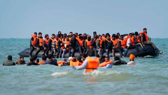 230 migrantes llegaron a Reino Unido tras cruzar el Canal de la Mancha en un bote inflable