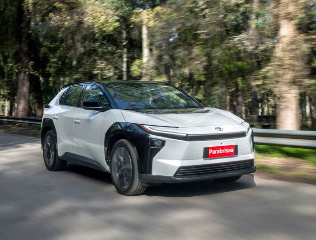 Lo mejor y lo peor del bZ4X, el primer auto eléctrico que Toyota vende en Argentina