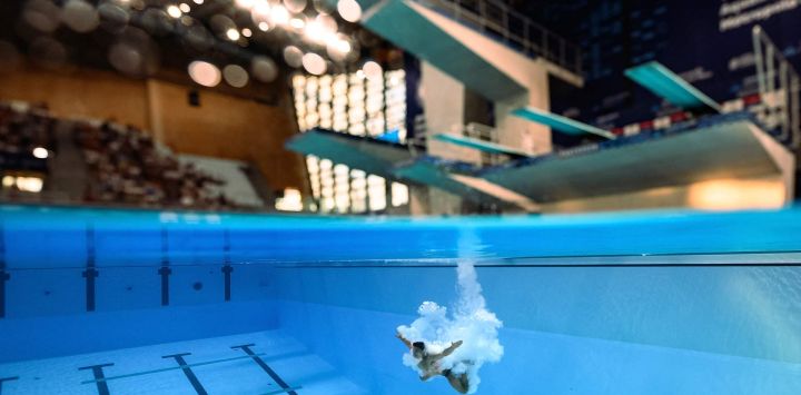 El clavadista británico Jordan Holden compite en la final de saltos de trampolín de 3 metros masculino durante el Campeonato Europeo de Natación LEN, en el Centro Acuático Olímpico de Saint-Denis, suburbio al noreste de París.