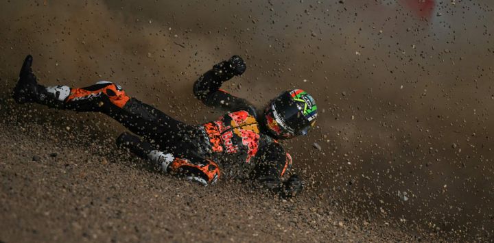 El piloto sudafricano Brad Binder, del equipo Red Bull KTM Factory Racing, se sale de la pista durante la sesión de entrenamientos libres de MotoGP en el circuito de Silverstone, en el centro de Inglaterra.