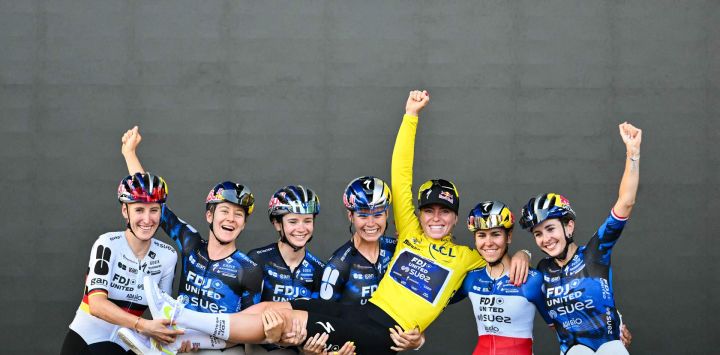 La ciclista neerlandesa Demi Vollering, del equipo FDJ-SUEZ, con el maillot amarillo de líder de la clasificación general, celebra con sus compañeras tras ganar la novena y última etapa de la quinta edición del Tour de Francia Femenino, una prueba de ciclismo de 99,2 km que une Niza con Niza, en el sureste de Francia.