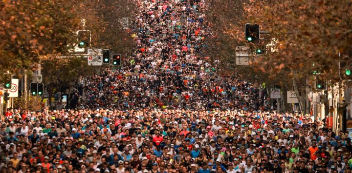 Los participantes corren al inicio de la carrera popular anual City to Surf en el centro de Sídney.